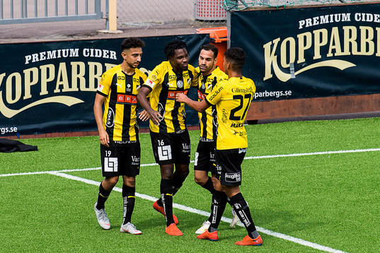 Häckens Kwame Kizito jublar med Daleho Irandust, Mervan Celik och Benjamin Arapovic efter att ha gjort 2-2