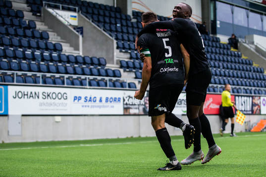 Västerås Ilir Berisha  och Ravy Tsouka Dozi jublar efter 0-1