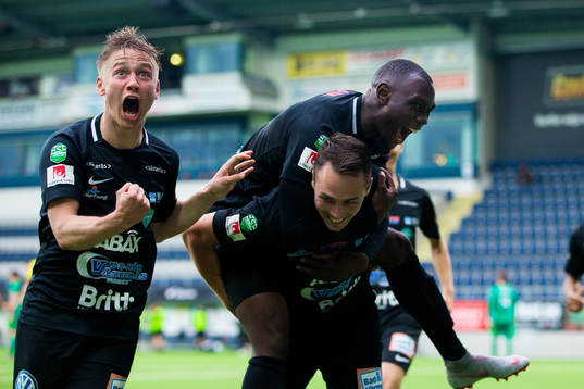 Västerås Filip Tronet jublar med Ravy Tsouka Dozi och