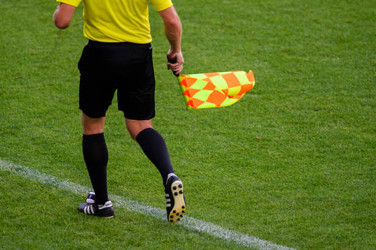 Generell bild av en linjedomare med offside flagga
