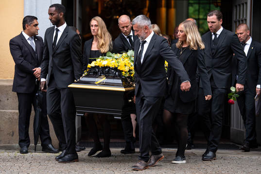 Football player Henok Goitom, Per Karlsson, Matilda Rosqvist, Elsa Törnblom and former football player Nebojsa Novakovic and Nils Eric Johansson of AIK carries out the coffin