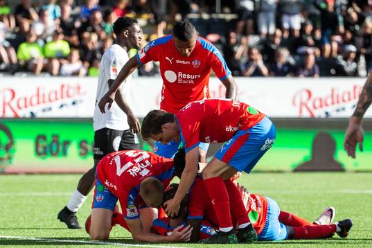 Helsingborgs Rasmus Jönsson jublar med lagkamrater efter 0-1