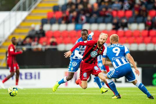 Östersunds Curtis Edwards och IFK Göteborgs Nzuzi Toko