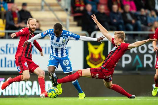 IFK Göteborgs Alhassan Yusuf Abdullahi i kamp med Östersunds Curtis Edwards och Eirik Haugan