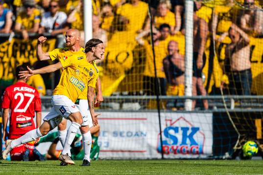 Falkenbergs Robin Östlind jublar