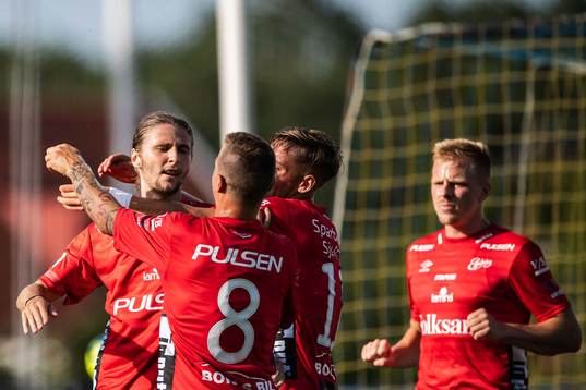 Elfsborgs Pawel Cibicki jublar med lagkamrater efter 1-1