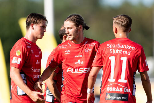 Elfsborgs Pawel Cibicki jublar med lagkamrater efter 1-1