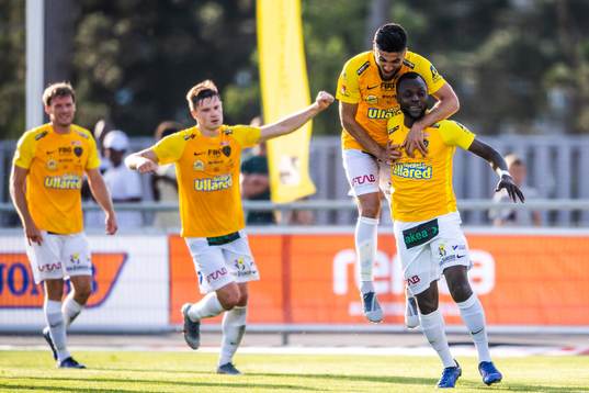 Falkenbergs John Chibuike jublar med lagkamrater efter 2-1