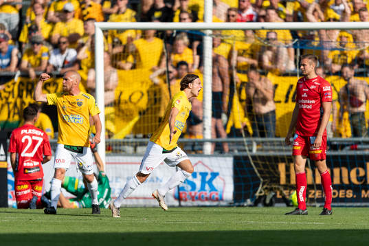 Falkenbergs Robin Östlind jublar