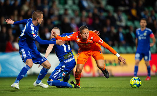 Sundsvalls Albin Palmlöv och Tobias Eriksson i duell med AFC Eskilstunas Felix Michel Melki