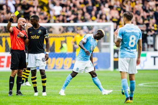 s Henok Goitom i samtal med domare Stefan Johannesson som