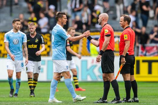 Malmö FFs Markus Rosenberg tackar domare Stefan Johannesson