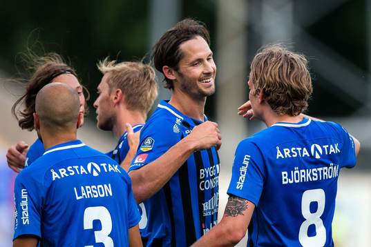 Sirius Philip Haglund jublar med Tim Björkström