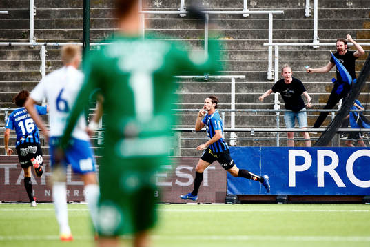 Sirius Philip Haglund, och målvakt Lukas Jonsson i förgrunden, jublar