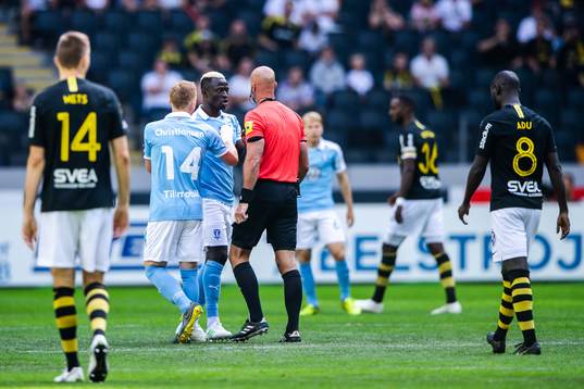 Malmö FFs Bonke Innocent i samtal med domare Stefan