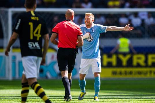 Malmö FFs Anders Christiansen i samtal med domare Stefan