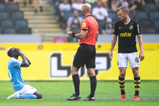 Malmö FFs Bonke Innocent reagerar på ett domslut av