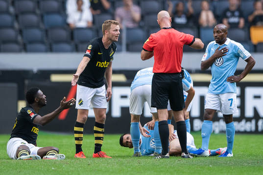 s Chinedu Obasi (v) och Sebastian Larsson reagerar över