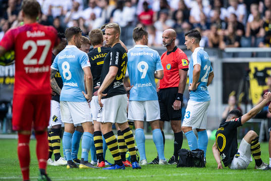 Malmö FFs Markus Rosenberg diskuterar med domare Stefan