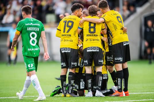 Häckens Nasiru Mohammed jublar med lagkamrater