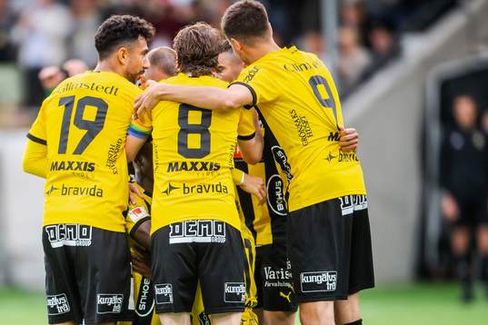 Häckens Nasiru Mohammed jublar med lagkamrater