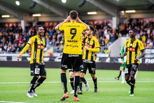Häckens Alexander Jeremejeff jublar med Nasiru Mohammed och lagkamrater efter 2-0