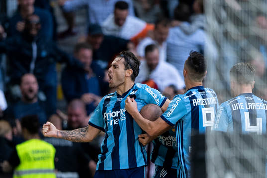 Djurgårdens Astrit Ajdarevic jublar efter Markus Danielssons 1-0 mål
