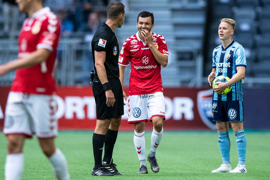 Kalmars Emin Nouri diskuterar med domare Martin Strömbergsson