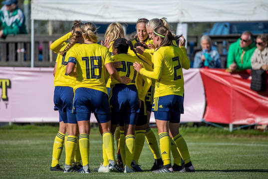 Sveriges spelare jublar efter att Evelina Duljan gjort 1-0