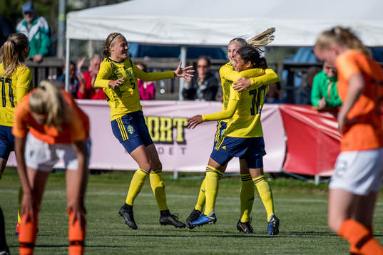 Sveriges Matilda Vinberg, Elma Junttila Nelhage, Wilma Leidhammar och Evelina Duljan jublar efter att Evelina Duljan gjort 1-0
