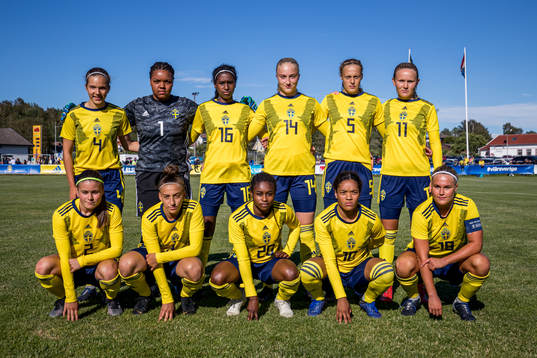  Evelina Pettersson, målvakt Serina Iddrisu Backmark, Sefanit Dagol, Wilma Leidhammar, Elma Junttila Nelhage och Matilda Vinberg. Nedre raden från vänster: Hanna Wijk, Rusul Rosa Kafaji, Monica Jusu Bahunder, Evelina Duljan och Johanna Svedberg under  F16-landskampen i fotboll mellan Sverige och Nederländerna den 2 juli 2019 i Svanesund.
