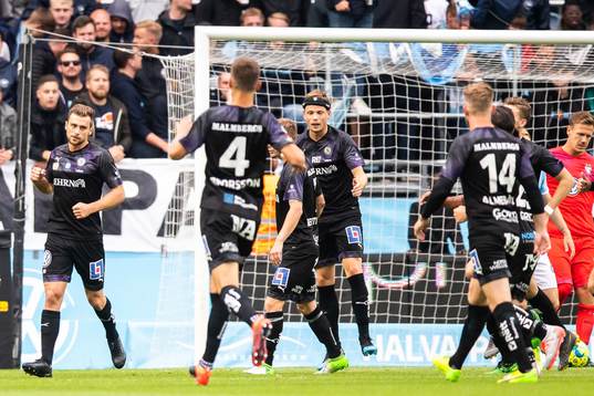 Örebros Filip Rogic jublar med lagkamrater