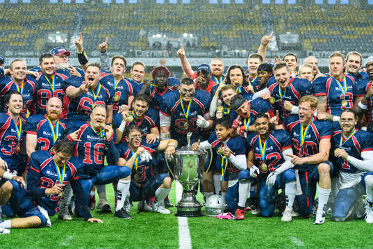 Svenska mästarna Stockholm Mean Machines spelare jublar