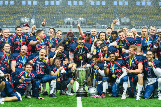 Svenska mästarna Stockholm Mean Machines spelare jublar