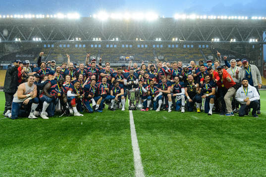 Svenska mästarna Stockholm Mean Machines spelare jublar med pokalen efter