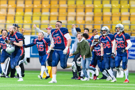 Stockholm Mean Machines spelare jublar efter