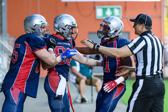 Stockholm Mean Machines Pär Lindelöf jublar med Hans von Wachsman och Alpha Jalloh efter touchdown