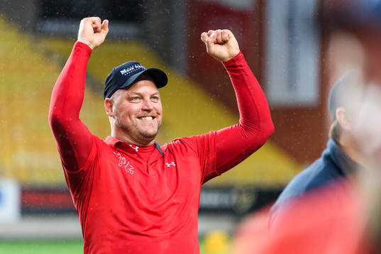 Stockholm Mean Machines head coach jublar efter