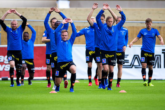 Sirius Niklas Busch Thor och Christer Gustafsson värmer