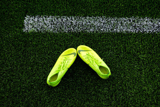 Fotbollsskor på konstgräset på Studenternas