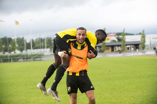 IFK Hässleholms Mohammed Hamdan bär Abelto Ikose i matchen i division 2 mellan IFK Hässleholm och IFK Berga i Hässleholm 6 juli 2019.  