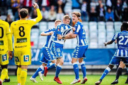 IFK Göteborgs Sebastian Eriksson jublar August Erlingmark efter 1-0