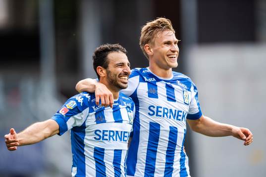IFK Göteborgs André Calisir jublar med Carl Starfelt