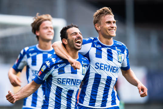 IFK Göteborgs André Calisir och Carl Starfelt jublar  efter att Calisir gjort 2-0