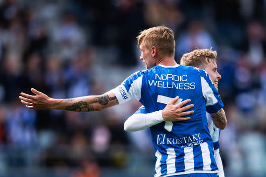 IFK Göteborgs Victor Wernersson kramar om och jublar med Sebastian Eriksson efter att Eriksson gjort 1-0