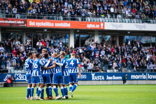 IFK Göteborgs spelare jublar efter 1-0 genom Sebastian Eriksson