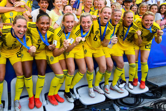 Elin Rubensson, Madelen Janogy, Julia Roddar, Linda Sembrant, Magdalena Eriksson, Hanna Glas, Jonna Andersson and Mimmi Larsson of Sweden celebrate with their bronze medals