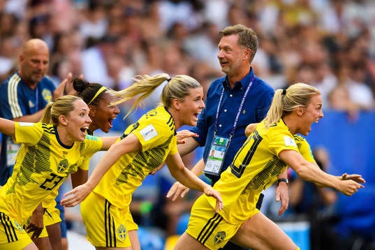 Elin Rubensson, Olivia Schough, Mimmi Larsson and Peter Gerhardsson, Head coach of Sweden celebrate at the final whistle