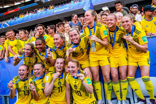 Elin Rubensson , Madelen Janogy , Julia Roddar , Linda Sembrant , Magdalena Eriksson , Hanna Glas, Jonna Andersson , Amanda Ilestedt , Fridolina Rolfö , Stina Blackstenius and Mimmi Larsson of Sweden celebrate