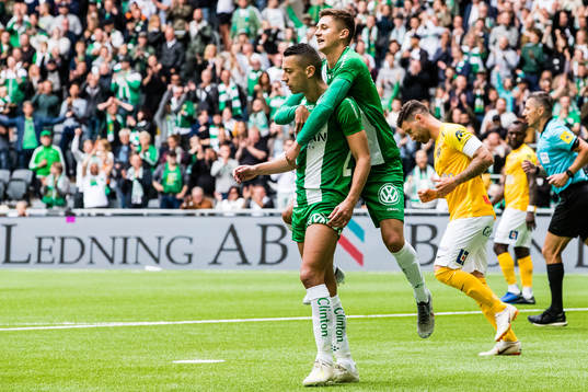Hammarbys Nikola Djurdjic jublar tillsammans med Leo Bengtsson efter 6-0